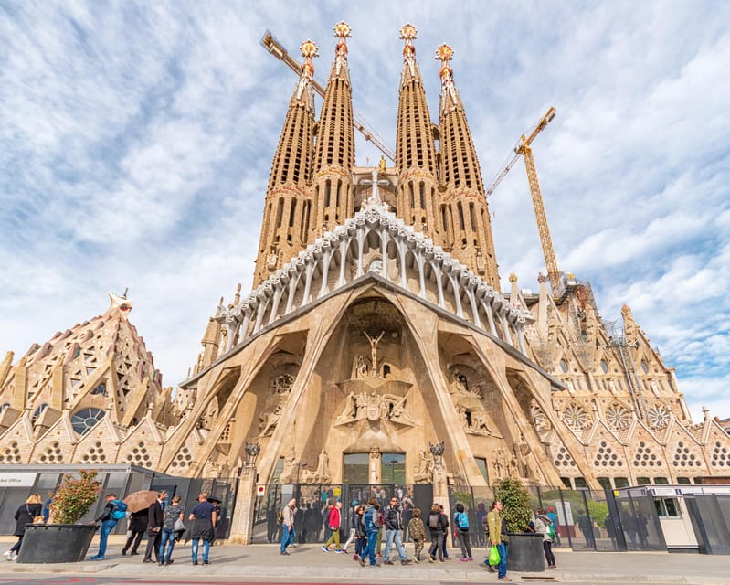 Barcelona: Sagrada Familia & Park Güell Guided Tour & Ticket - Practical advice for a smoother visit