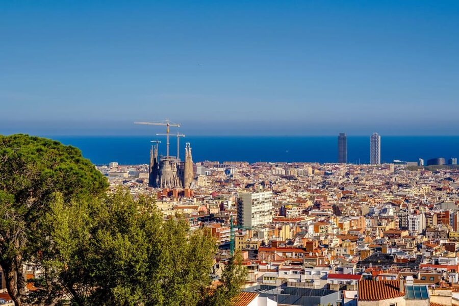 Barcelona: Sagrada Familia & Park Güell Guided Tour & Ticket - How the bilingual format affects the pace