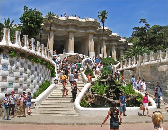 Barcelona: Sagrada Familia & Park Güell Guided Tour & Ticket - Group size, private options, and guide quality