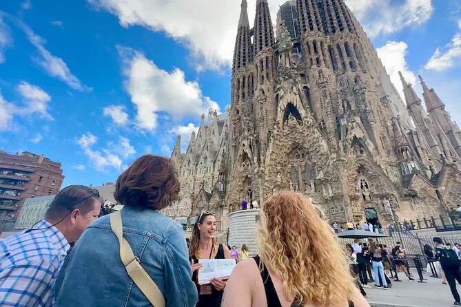Barcelona: Sagrada Familia & Park Guell Guided Tour + Transfer - Who should book this Barcelona tour?