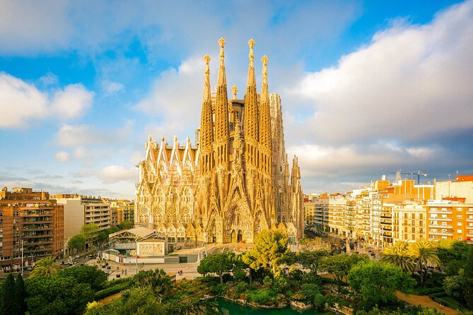 Barcelona: Sagrada Familia: Priority Access & Guided Tour - Key points to know before booking