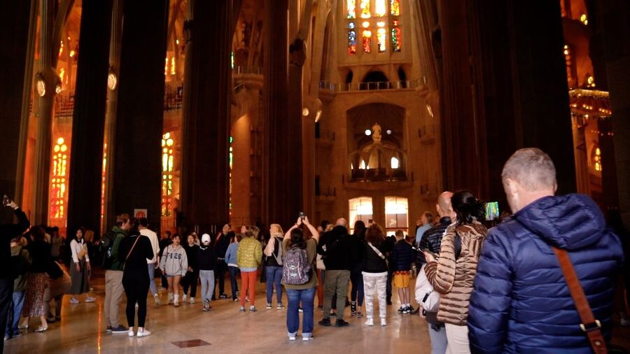 Barcelona: Sagrada Familia Skip-the-Line Guided Tour - The first look inside: columns, light, and space