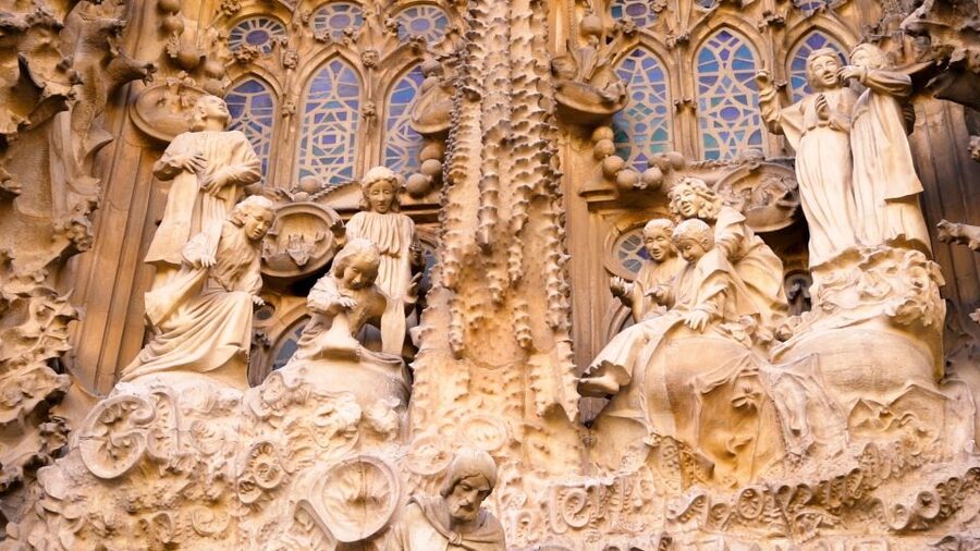 Barcelona: Sagrada Familia Skip-the-Line Guided Tour - Timing, crowd levels, and the real pace