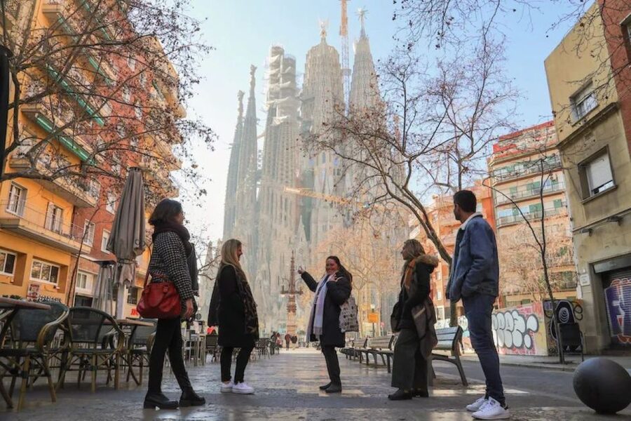 Barcelona: Sagrada Familia Skip The Line Insider Guided Tour - Practical tips for a smoother visit