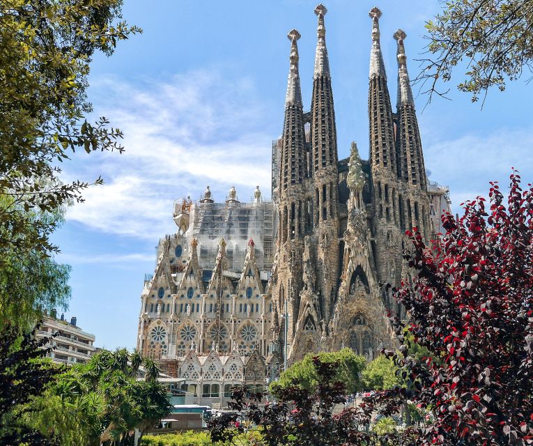 Barcelona: Sagrada Família Skip the Line Tour & Entry Ticket - Why a guide helps inside Sagrada Família