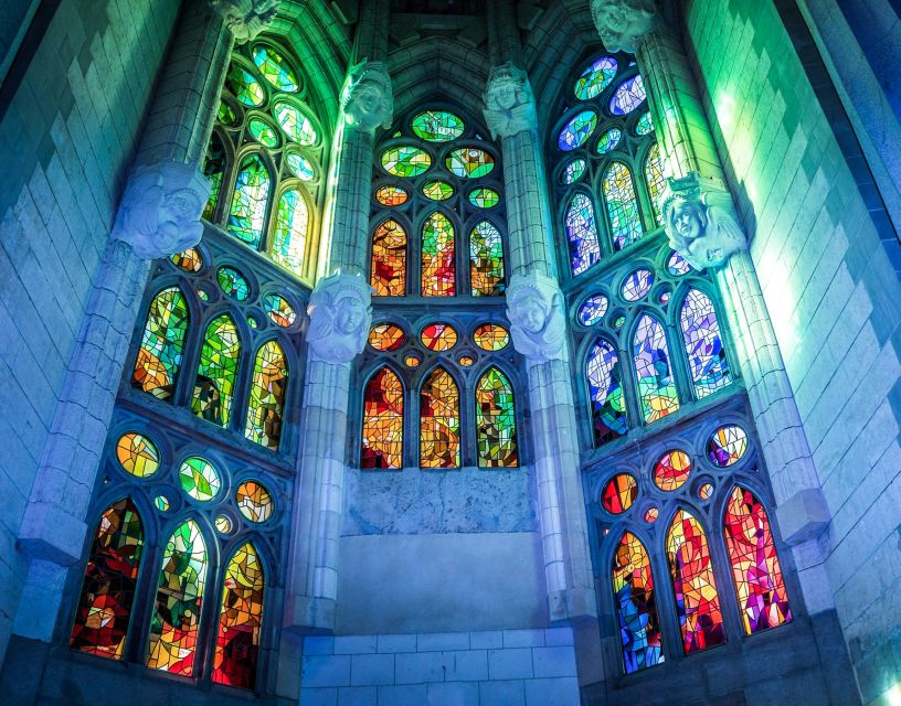 Barcelona: Sagrada Família Skip the Line Tour & Entry Ticket - Entering the basilica without the ticket queue