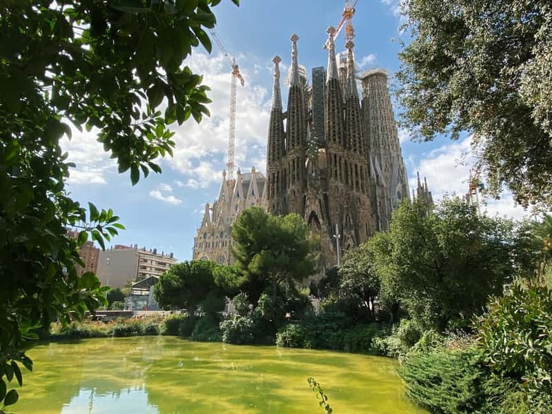 Barcelona: Sagrada Familia Skip-the-line Tour with Guide - Key things to know before booking