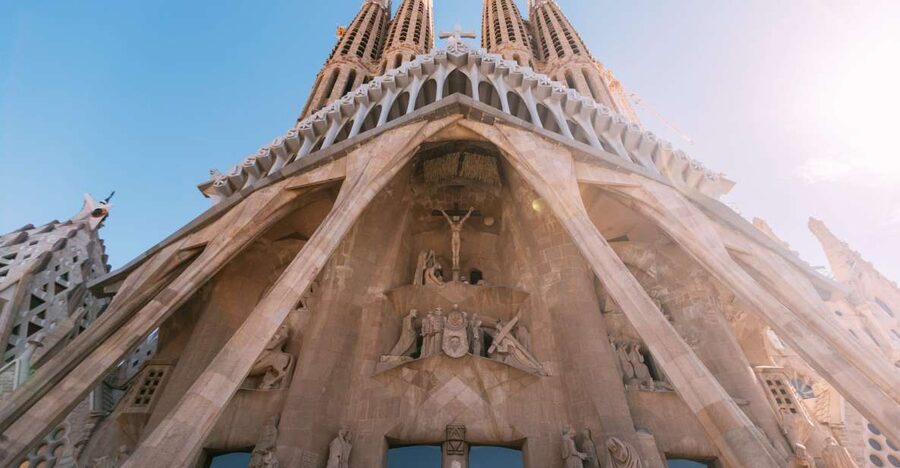 Barcelona: Sagrada Familia Small Group Guided Tour - Skip-the-line entry and the value of 75 minutes