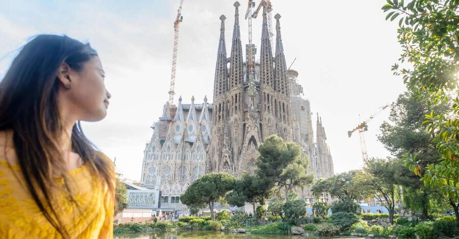 Barcelona: Sagrada Familia Tour & Optional Tower Visit - Inside the basilica: a one-hour lesson in stone and light