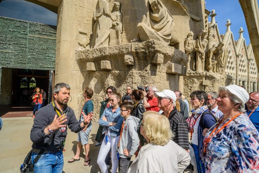 Barcelona: Sagrada Familia Tour & Optional Tower Visit - Going up one tower, then down the stairs