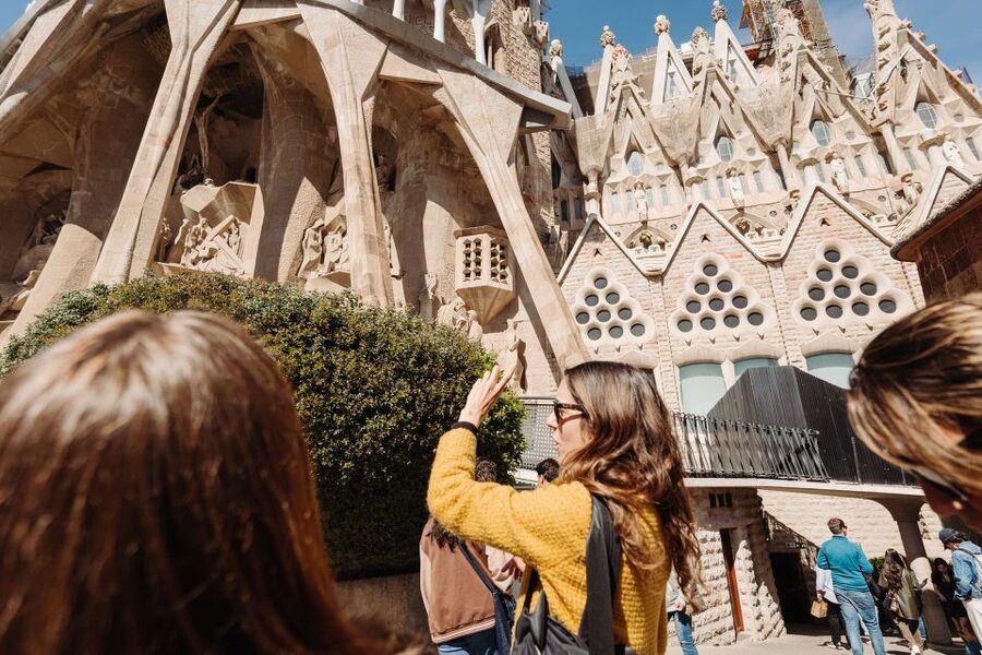 Barcelona: Sagrada Familia Tour w/Skip-the-Line Entry Ticket - Antoni Gaudí’s unusual life and working methods