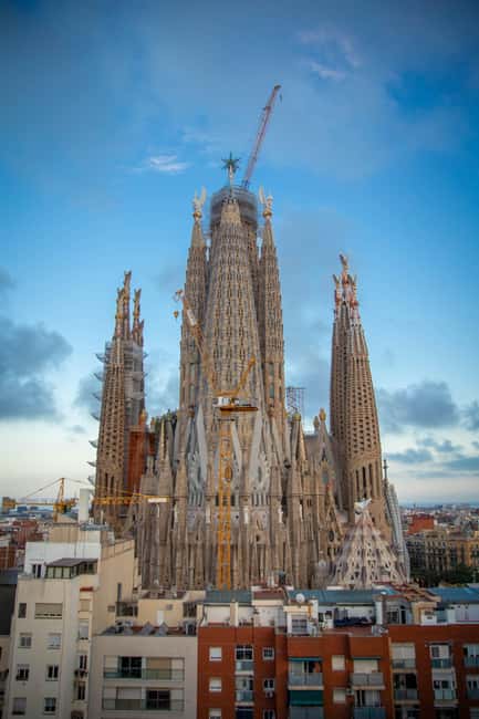 Barcelona: Sagrada Familia Tour with Optional Extras - Meeting the group and getting inside