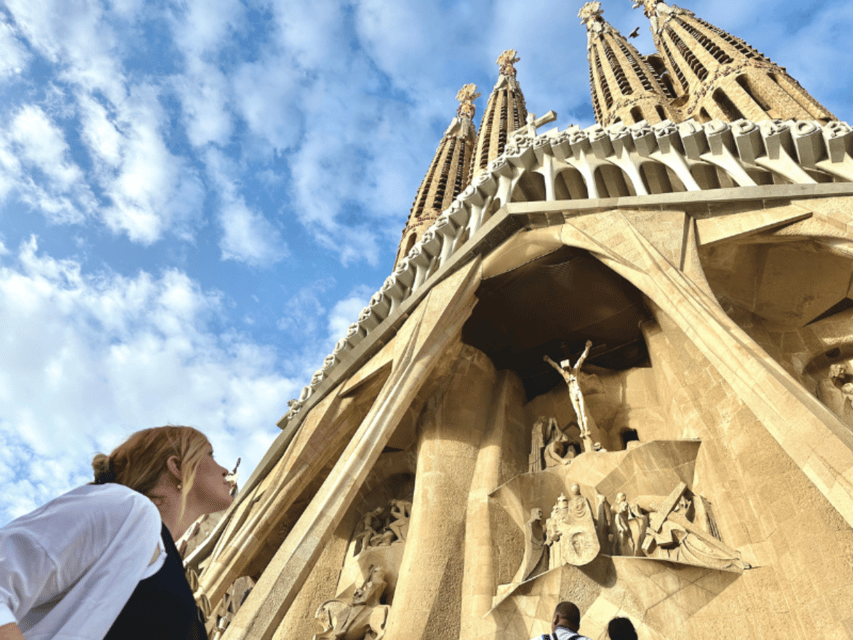 Barcelona: Sagrada Familia Tour with Skip-the-Line Access - What the guides add to the 75 minutes
