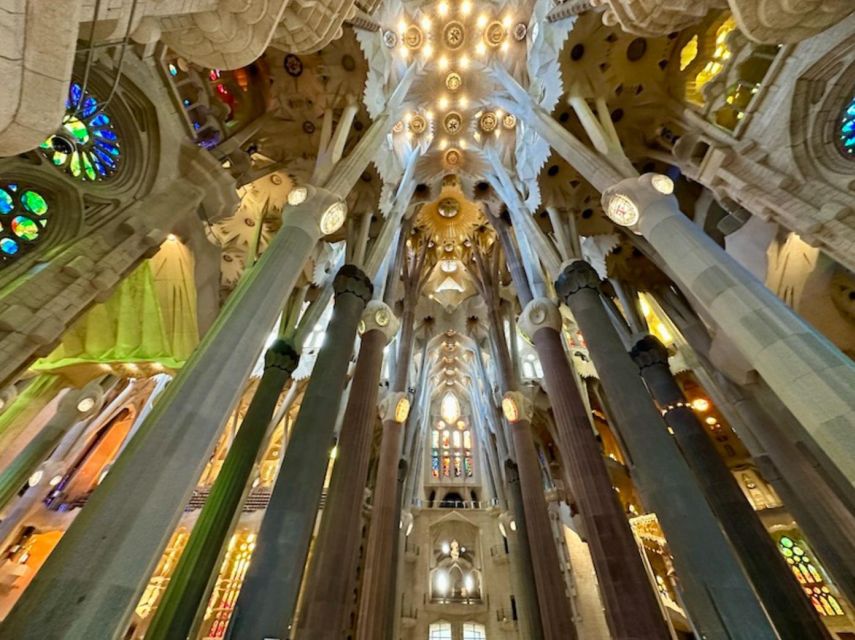 Barcelona: Sagrada Familia Tour with Skip-the-Line Access - Small groups and the pace inside