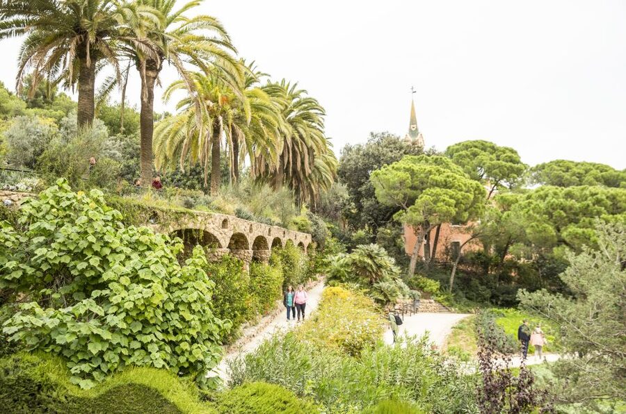 Barcelona: Sagrada Familia with Towers and Park Güell Tour - What the timing feels like in real life