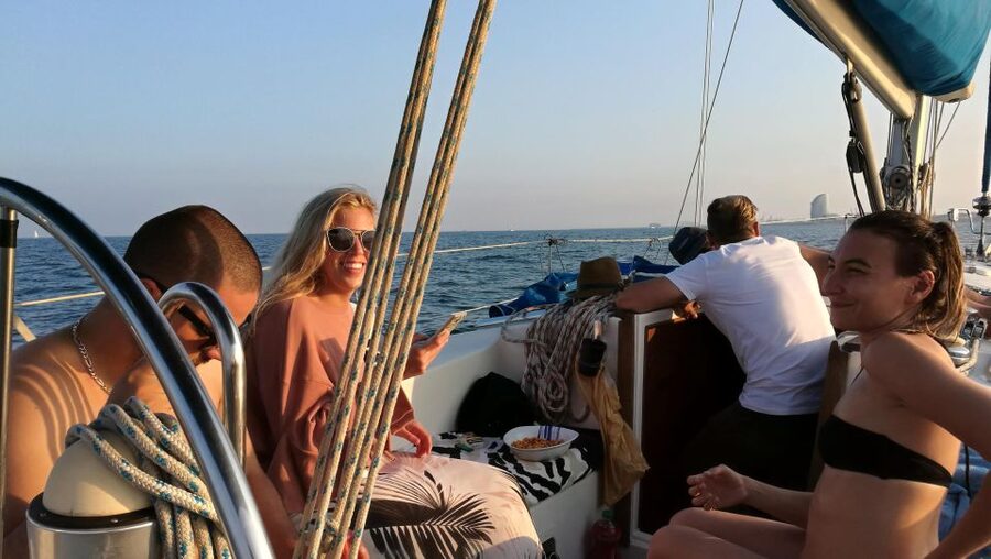 Barcelona: Sailing Trip with Drinks and Snacks - The final 15 minutes and the return to Port Olimpic