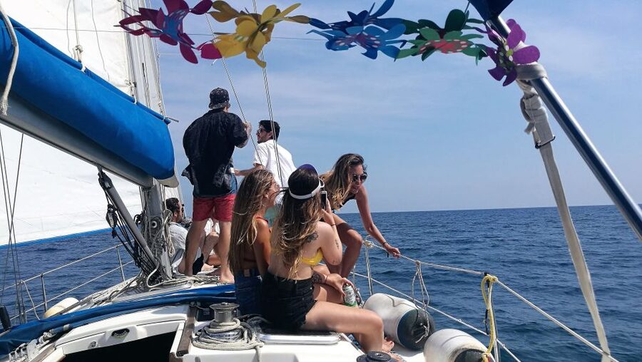 Barcelona: Sailing Trip with Drinks and Snacks - How good is the $40 value?