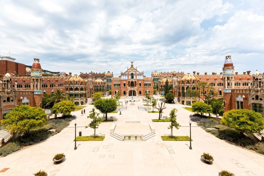 Barcelona: Sant Pau Recinte Modernista Entry Ticket - The central courtyard and the first architectural surprise