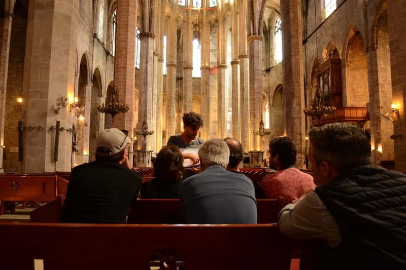 Barcelona: Santa Maria del Mar Tour & Terrace Access - Inside the basilica: columns, Gothic space, and the crypt