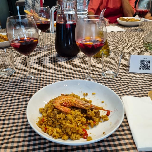Barcelona: Seafood Paella ★Maestro★ & Tapas & Sangria - Who will enjoy it most