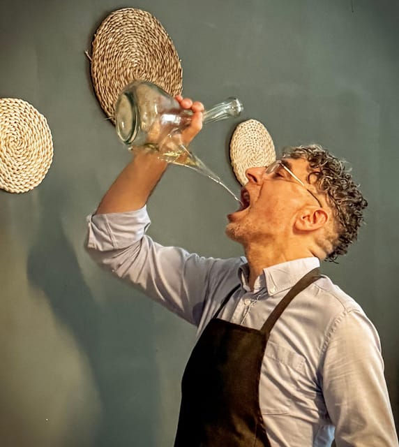 Barcelona: Seafood Paella ★Maestro★ & Tapas & Sangria - Preparing pan con tomate and tapas