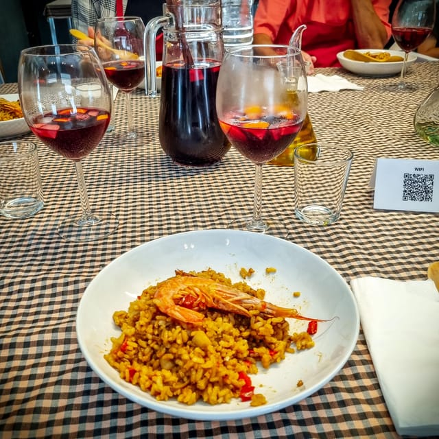Barcelona: Seafood Paella ★Maestro★ & Tapas & Sangria - Cooking the seafood paella as a team
