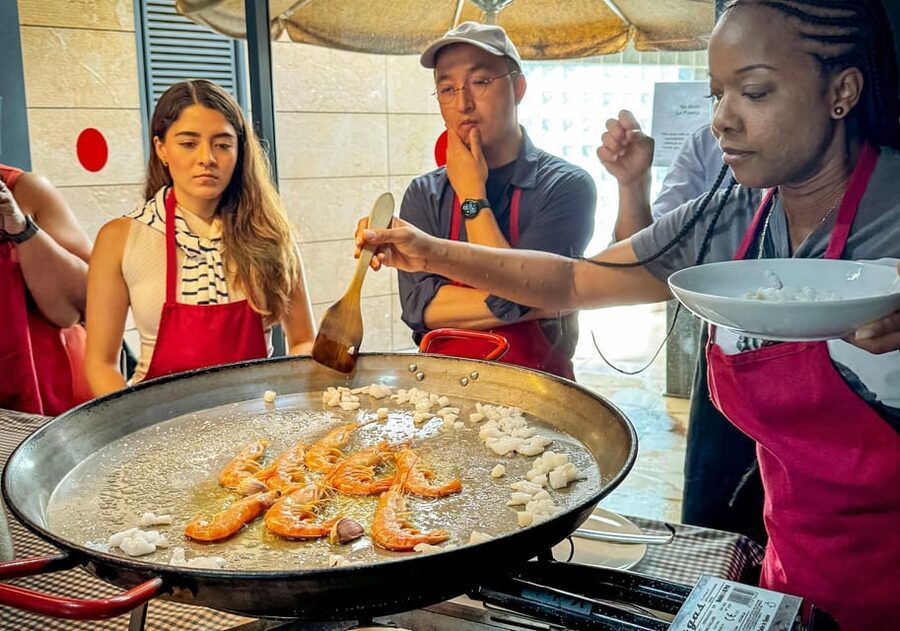 Barcelona: Seafood Paella ★Maestro★ & Tapas & Sangria - Eating the meal you helped create