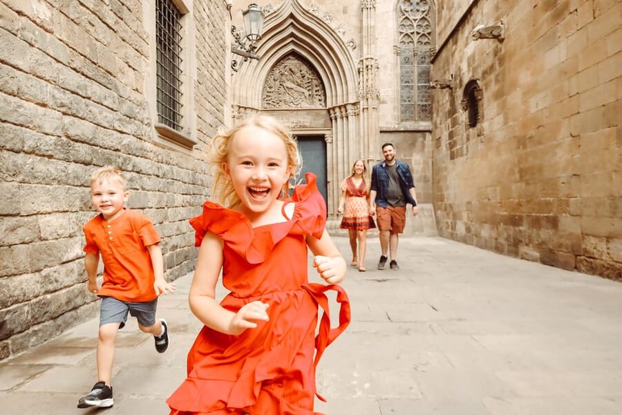✅ Barcelona: Sightseeing Professional Photoshoot Session - Walking the Gothic Quarter for better backdrops
