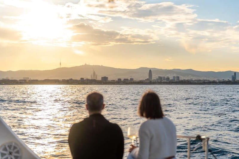 Barcelona: Sunset Catamaran Cruise with Wine and Tapa - Returning to port after the sunset