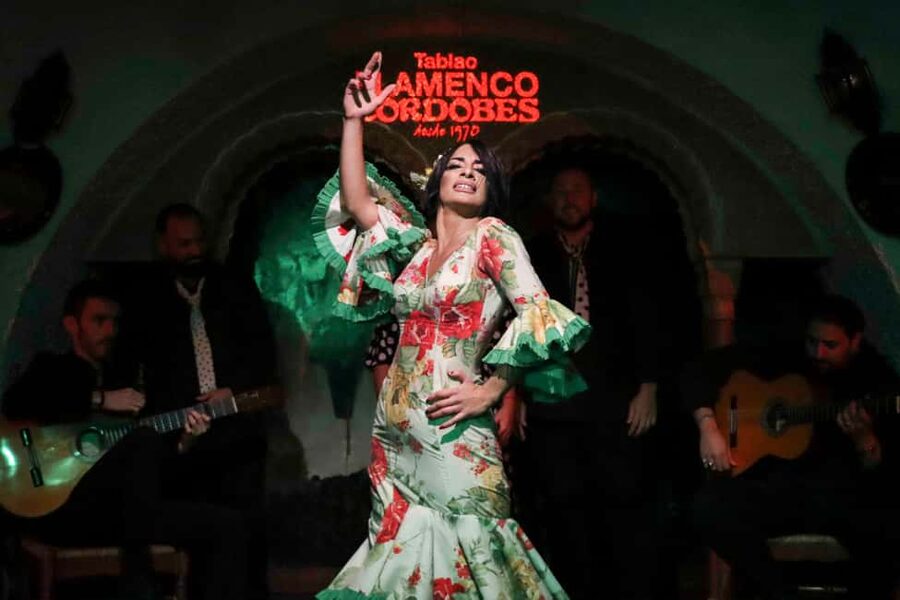 Barcelona: Tablao Flamenco Cordobes Show and Drink in Rambla - Seating, timing, and comfort