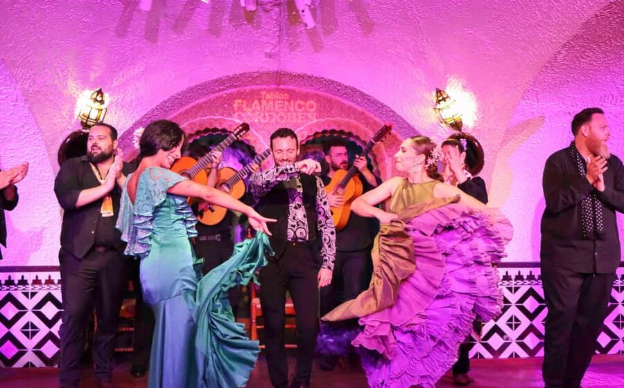 Barcelona: Tablao Flamenco Cordobes Show and Drink in Rambla - Arriving on La Rambla