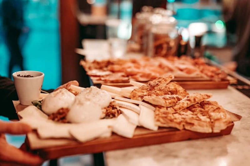 Barcelona: Tipsy Tapas & History Tour in the Gothic Quarter - How much food and drink do you receive?