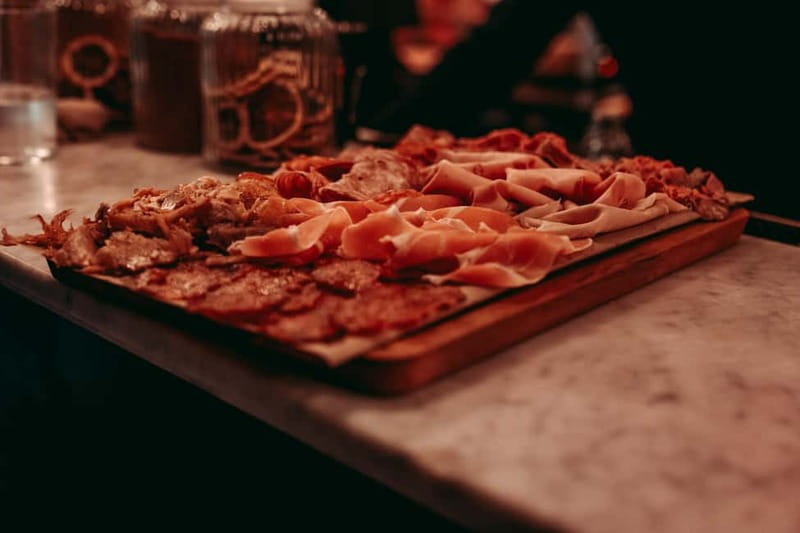 Barcelona: Tipsy Tapas & History Tour in the Gothic Quarter - The guides make or break the evening