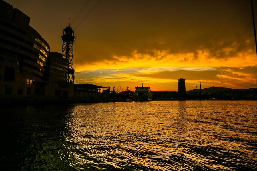 Barcelona: Unique Sunset Sailing Tour with Tapas & Open Bar - What the two hours feel like