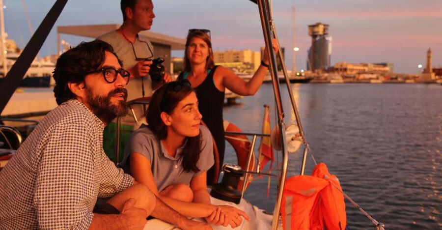 Barcelona: Unique Sunset Sailing Tour with Tapas & Open Bar - The crew makes the difference