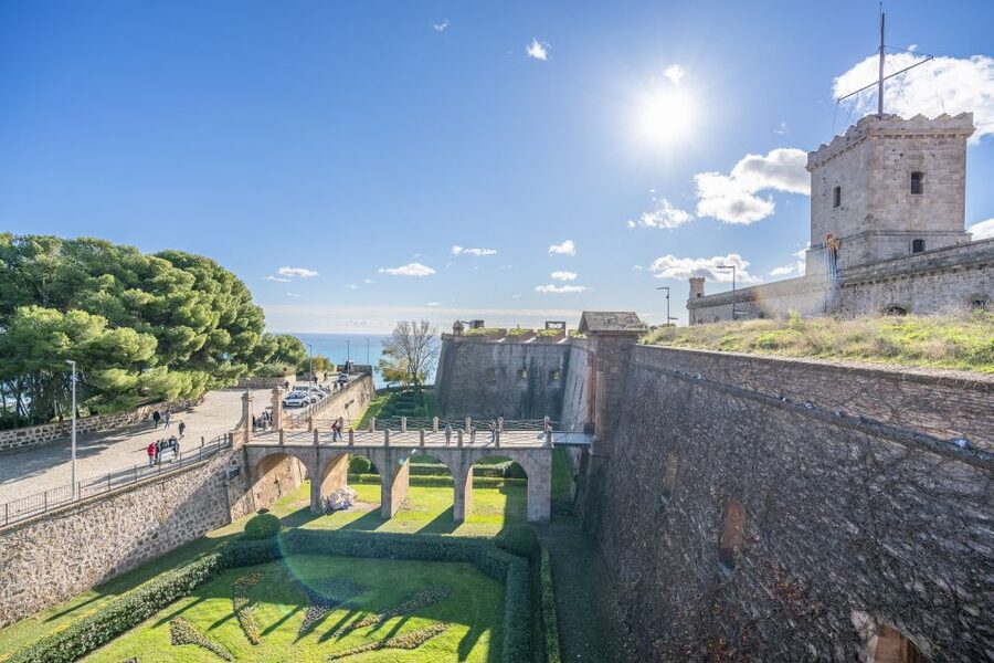 Barcelona: Walking tour with Montjuic Castle & Cable Car - Taking the Montjuïc Funicular uphill