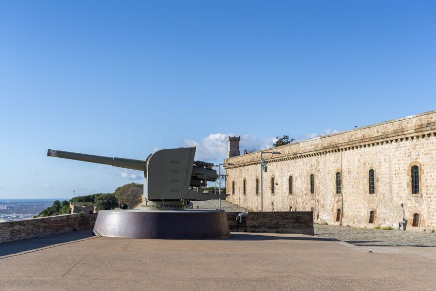 Barcelona: Walking tour with Montjuic Castle & Cable Car - Inside Montjuïc Castle and its dungeons