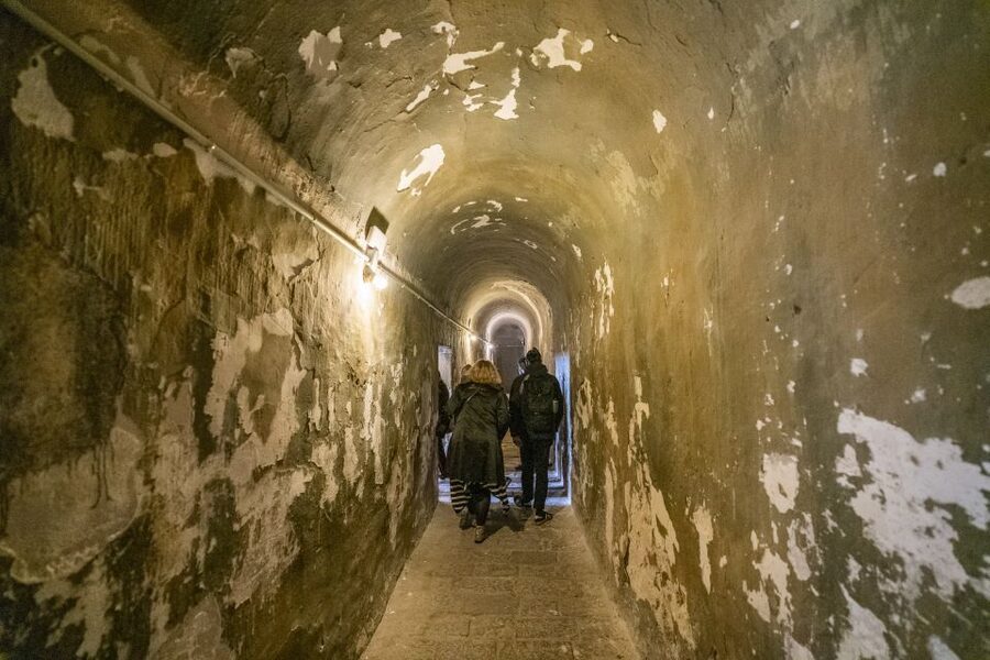 Barcelona: Walking tour with Montjuic Castle & Cable Car - Returning toward El Molino on Paral·lel