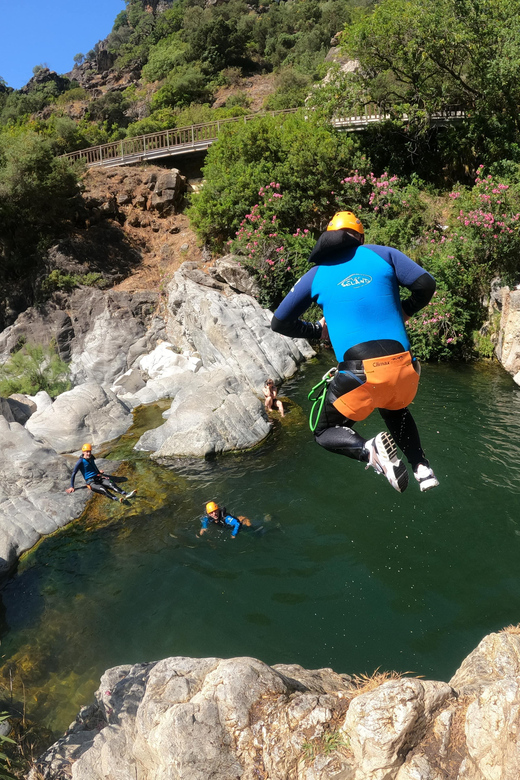 Benahavís: Canyoning Guided Tour at Guadalmina River - Snacks, photos, and the finish