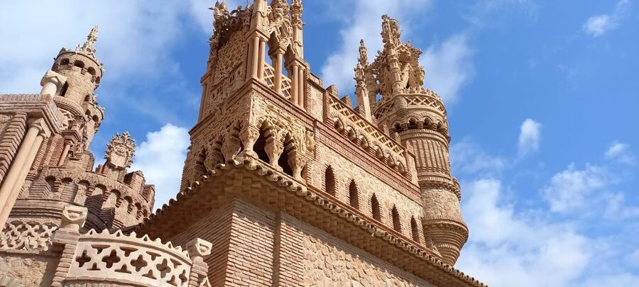 Benalmadena: Colomares Castle Tour with Entry Ticket - Meeting your guide at the entrance