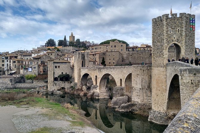 Besalu & 3 Medieval Towns Small Group Tour with Hotel Pick-Up - Castellfollit de la Roca and its basalt cliff