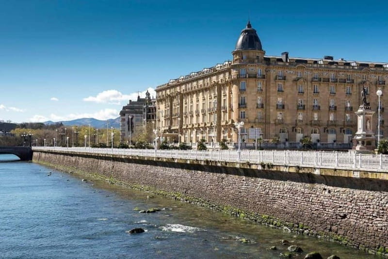 Bilbao: Biarritz, Saint Jean de Luz, and San Sebastian Tour - San Sebastián: Old Quarter, Lunch, and La Concha Bay