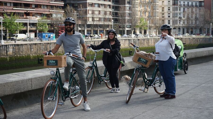 Bilbao: City Highlights Guided Bike Tour - What the guides add to the ride