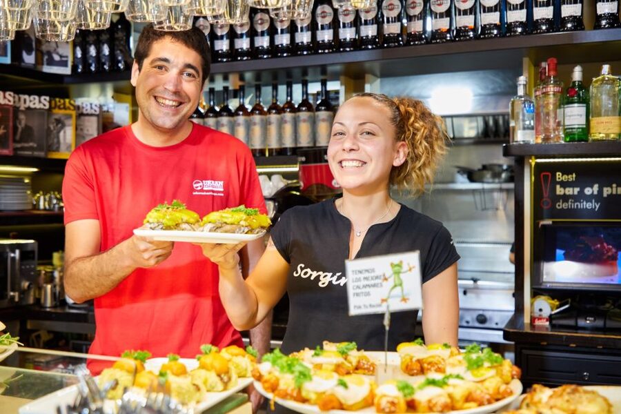 Bilbao: Exclusive Food & Wine Tasting Tour with Local Guide - Walking through Casco Viejo between the tastings