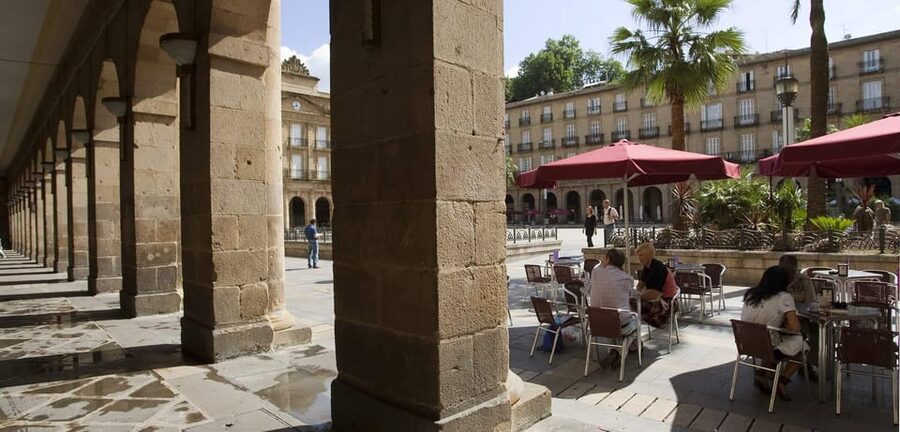 Bilbao old town walking tour - Unamuno Square and the smaller churches