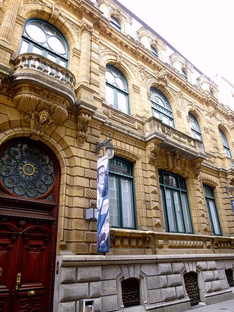 Bilbao old town walking tour - Returning to Arriaga Plaza with a better plan
