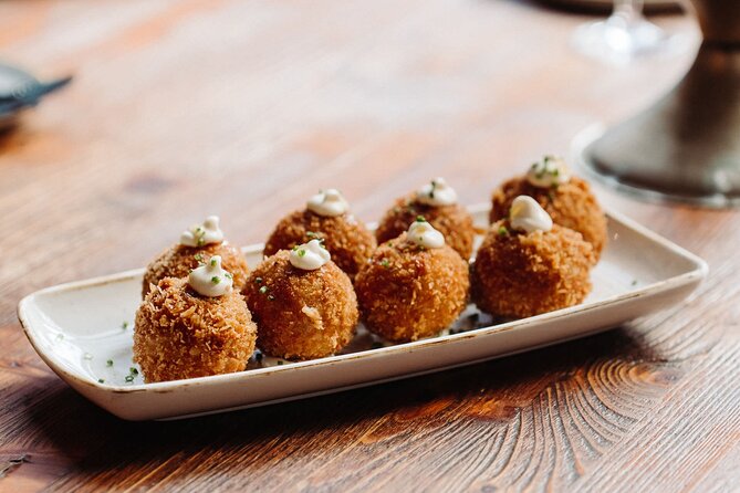 Bohemian Barcelona Neighborhood Evening Tapas & Wine Tour - How much food and wine should you expect?
