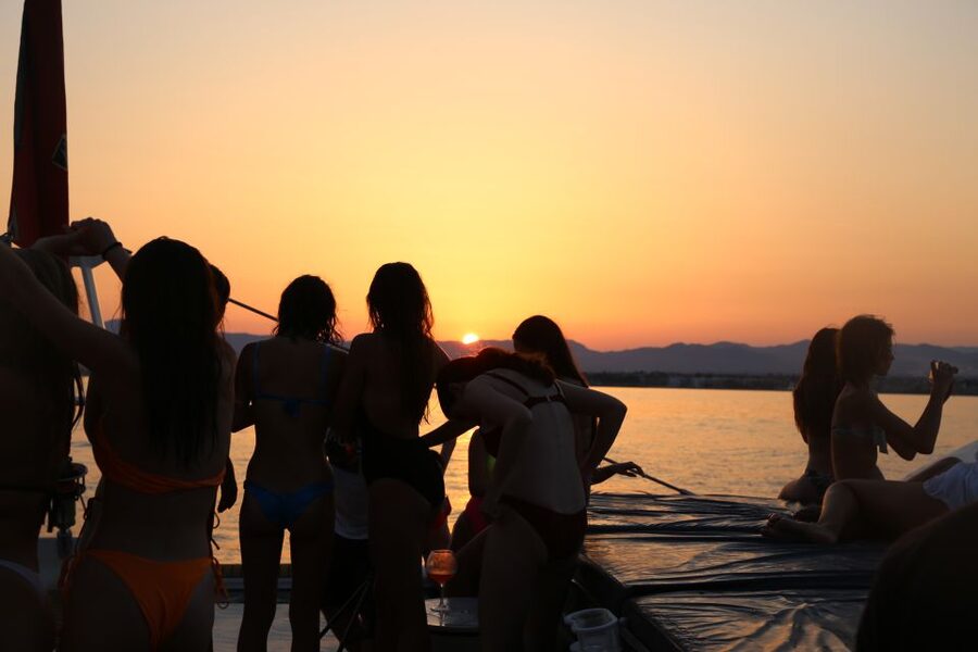 Cambrils: Sunset Catamaran Cruise with Drinks - Sunset from a Balinese sunbed