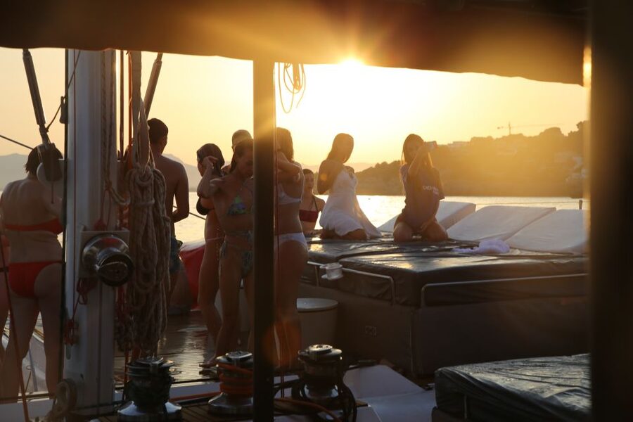 Cambrils: Sunset Catamaran Cruise with Drinks - The first 45 minutes: coastline, warm light, and open water