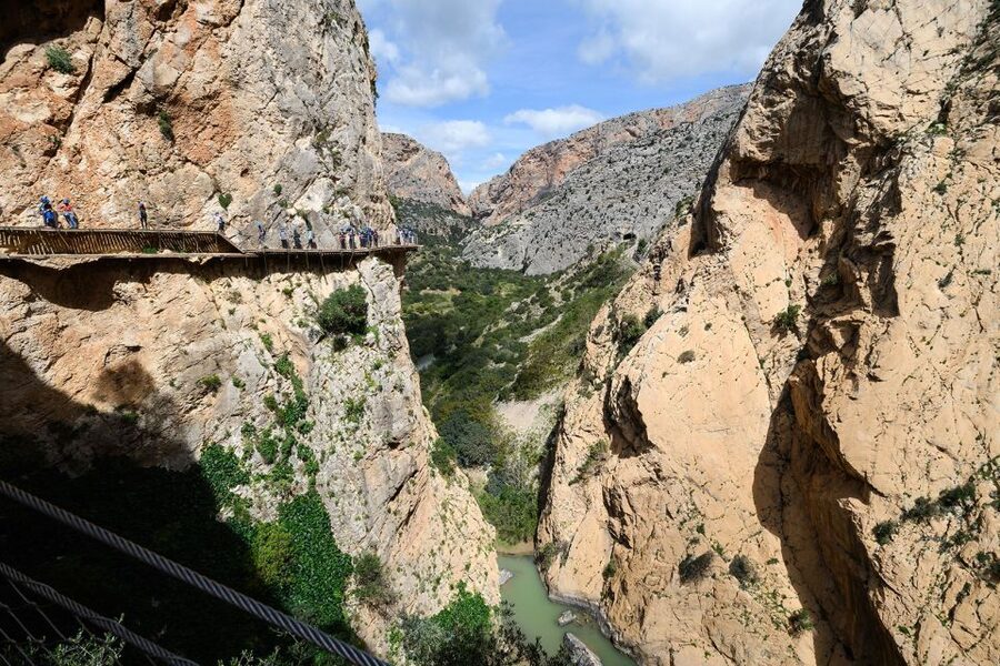Caminito del Rey: Guided Tour with 1 Drink and Shuttle Bus - Language and group considerations